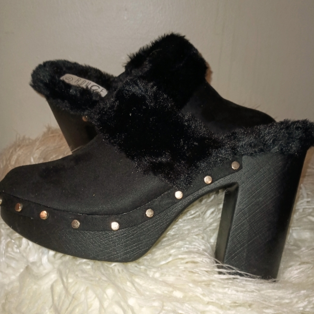 BLACK HEELED CLOGS